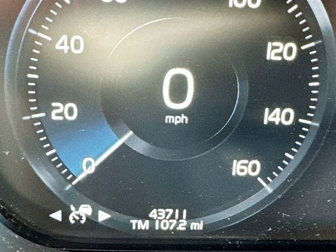 Used 2018 Volvo XC60 T5 R-Design w/ Convenience Package image 12