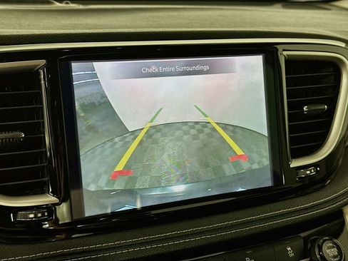 Used 2023 Chrysler Pacifica Touring-L FWD image 14