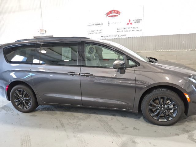 Used 2020 Chrysler Pacifica Touring-L AWD/4WD image 2