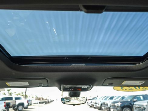 Used 2023 Chevrolet Traverse Premier FWD image 18