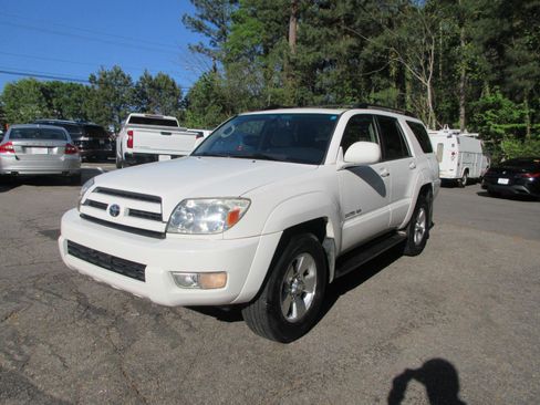 Used 2005 Toyota 4Runner Limited AWD/4WD image 2