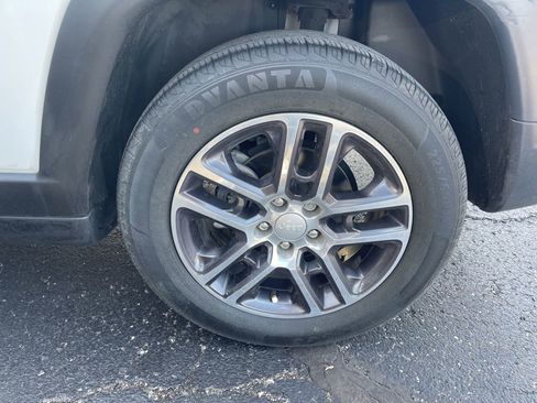 Used 2018 Jeep Compass Latitude image 12