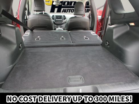 Used 2019 Jeep Cherokee Latitude Plus w/ Cold Weather Group AWD/4WD image 16