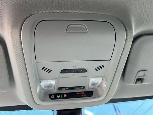 Used 2023 GMC Acadia SLT image 25