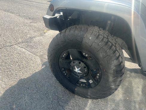 Used 2017 Jeep Wrangler Unlimited Sahara AWD/4WD image 5