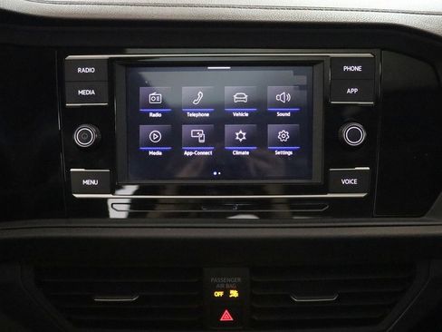 Used 2024 Volkswagen Jetta SE w/ Panoramic Sunroof Package image 17