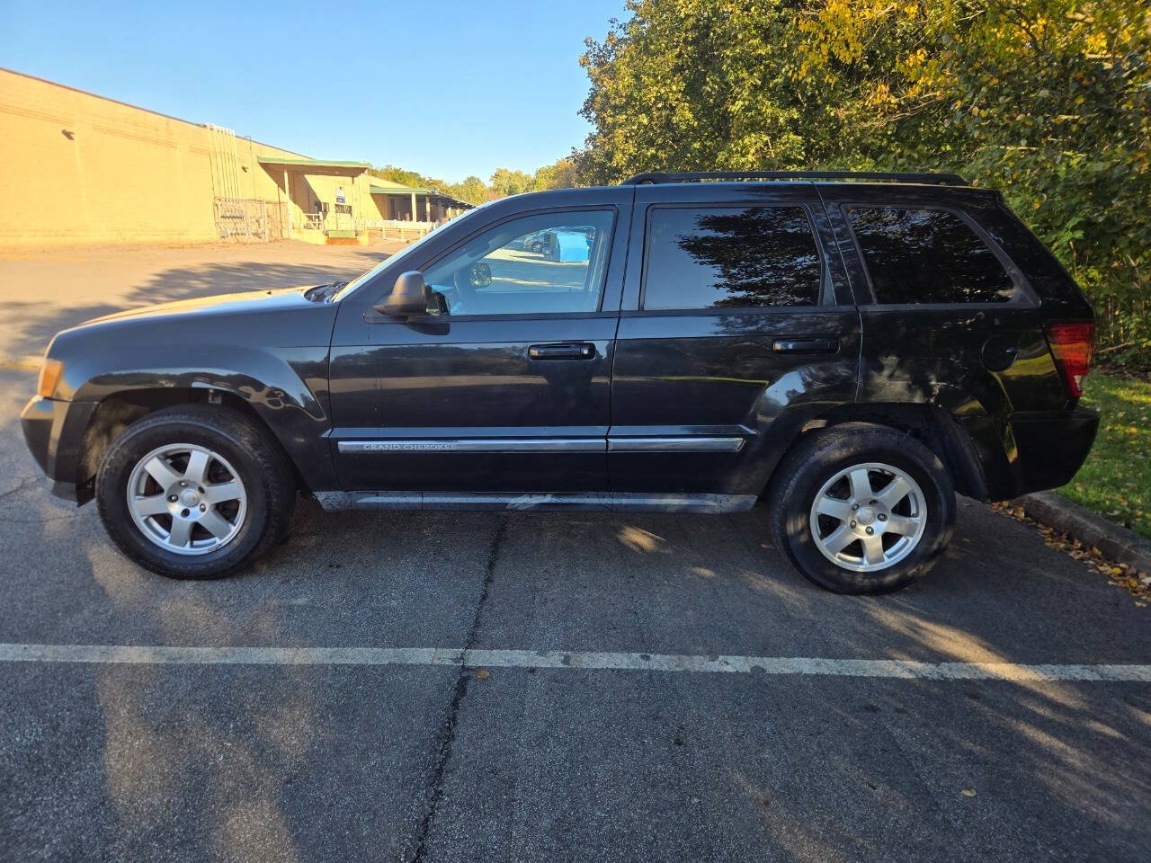Used 2010 Jeep Grand Cherokee Laredo AWD/4WD image 4