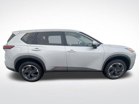 Used 2024 Nissan Rogue SV image 11
