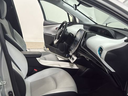 Used 2017 Toyota Prius Prime Premium image 18