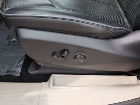Used 2020 Chrysler Pacifica Limited w/ Advanced Safetytec Group FWD image 17