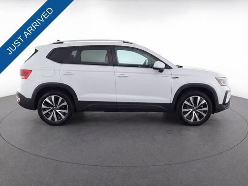 Used 2024 Volkswagen Taos SE image 2