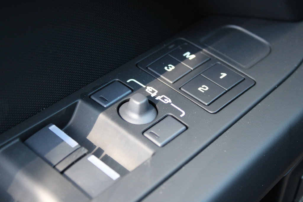 New 2026 Land Rover Defender 130 X-Dynamic SE AWD/4WD image 27