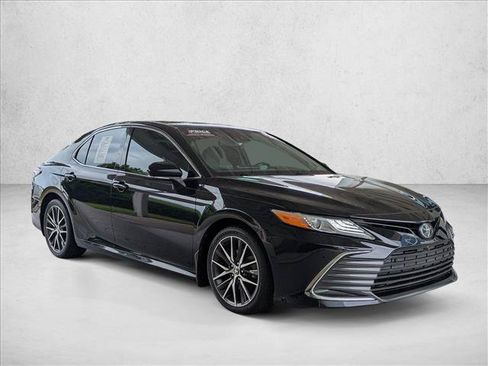 Used 2023 Toyota Camry XLE w/ Navigation Package FWD image 3