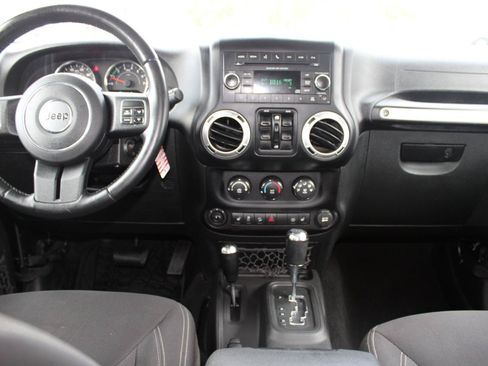 Used 2016 Jeep Wrangler Unlimited Rubicon w/ Connectivity Group AWD/4WD image 10