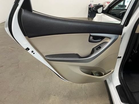 Used 2015 Hyundai Elantra SE w/ Option Group 02 FWD image 18