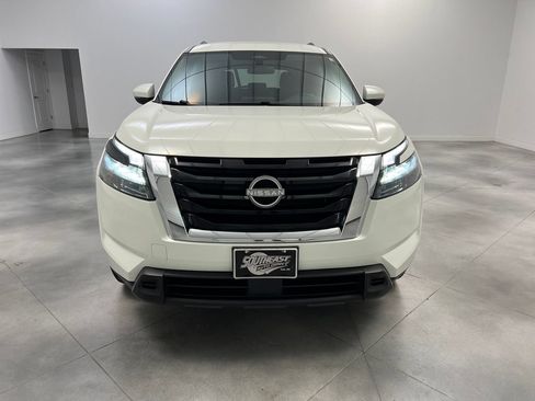 Used 2024 Nissan Pathfinder SV FWD image 3