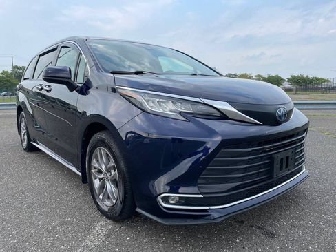 Used 2023 Toyota Sienna XLE AWD/4WD image 4