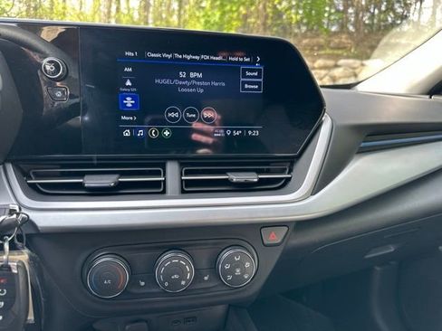 Used 2024 Chevrolet Trax LS w/ LS Convenience Package FWD image 19