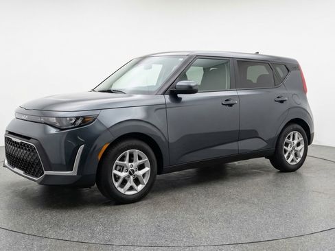 Used 2025 Kia Soul LX w/ LX Technology Package image 3