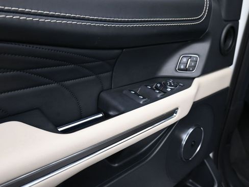 Used 2023 Ford Expedition Platinum image 9