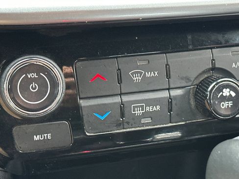 Used 2024 Jeep Compass Latitude image 28