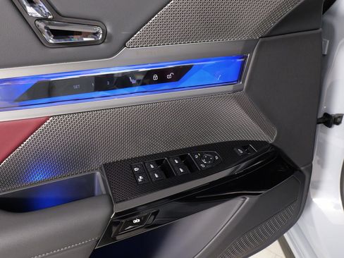 Used 2024 BMW 740i xDrive image 27