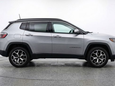 Used 2025 Jeep Compass Limited image 11