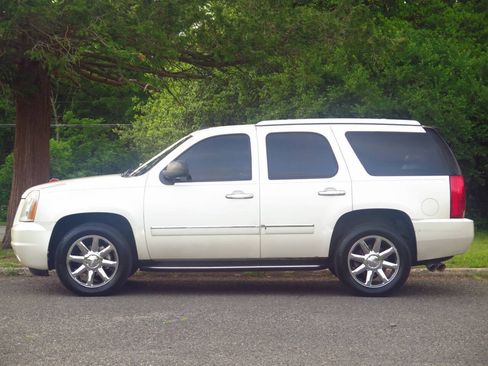 Used 2009 GMC Yukon Denali AWD/4WD image 2