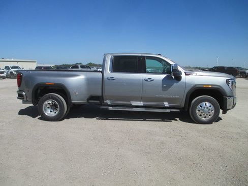 New 2026 GMC Sierra 3500 SLT w/ SLT Premium Package AWD/4WD image 3