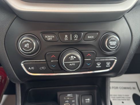 Used 2017 Jeep Cherokee Trailhawk image 18