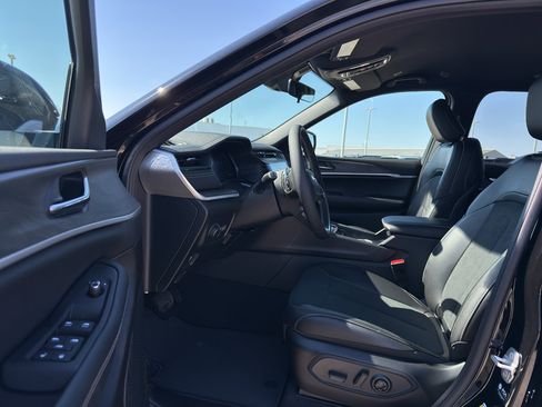 New 2026 Jeep Grand Cherokee L 4WD image 10