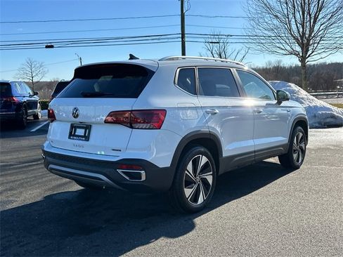 Used 2024 Volkswagen Taos SE w/ Panoramic Sunroof Package image 4