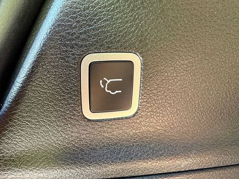 Used 2025 Chrysler Pacifica Limited FWD image 19