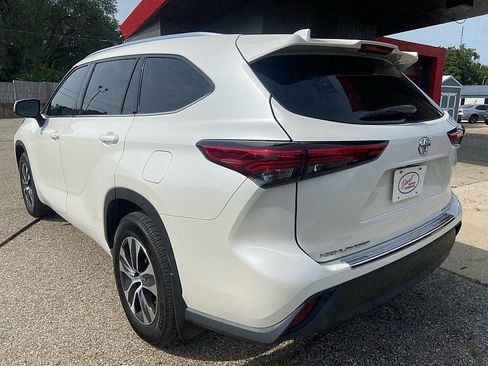Used 2021 Toyota Highlander XLE AWD/4WD image 3