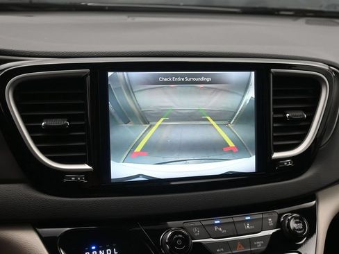 Used 2024 Chrysler Pacifica Touring-L FWD image 15