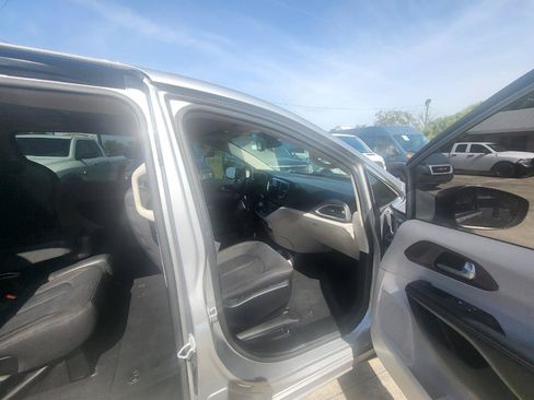 Used 2017 Chrysler Pacifica Touring w/ Tire & Wheel Group FWD image 13