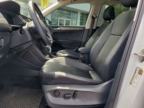 Used 2023 Volkswagen Tiguan SE w/ Panoramic Sunroof Package FWD image 16
