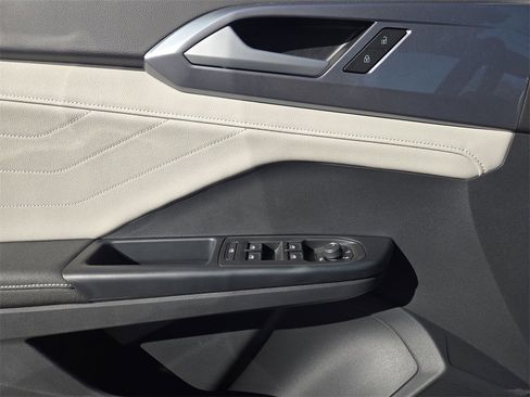 New 2026 Volkswagen Taos SEL image 18