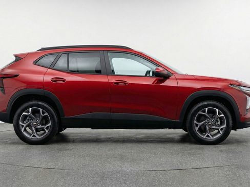 Used 2025 Chevrolet Trax LT w/ LT Convenience Package FWD image 11