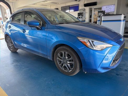 Used 2019 Toyota Yaris XLE image 2