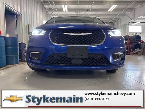 Used 2021 Chrysler Pacifica Touring-L w/ Uconnect Theater Family Group image 30