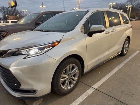 Used 2024 Toyota Sienna Platinum image 5