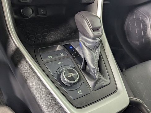 Used 2020 Toyota RAV4 XLE AWD/4WD image 21