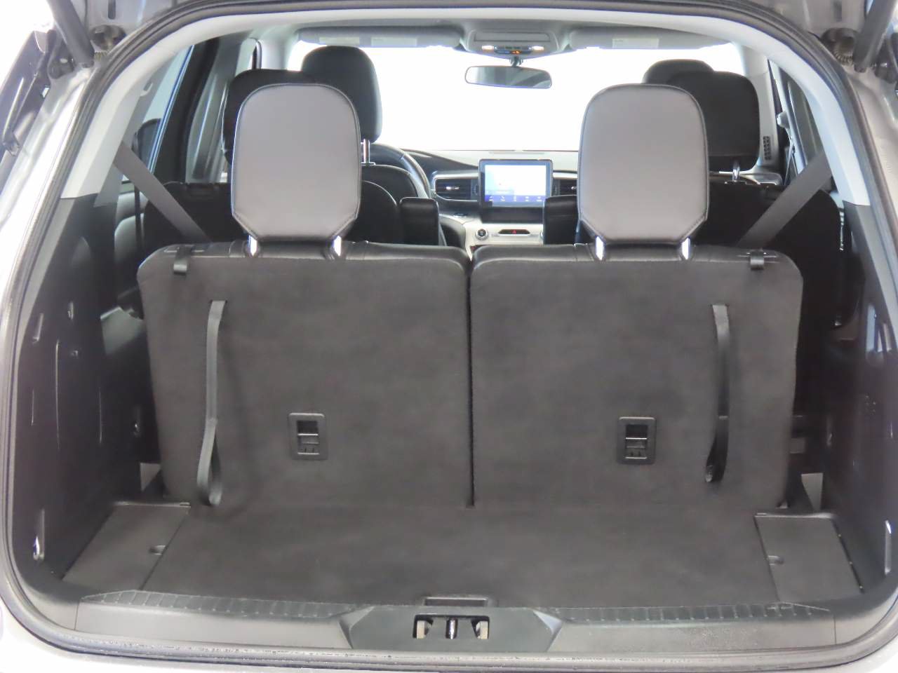 Used 2023 Ford Explorer XLT w/ Equipment Group 202A RWD image 17