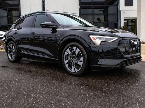 Used 2022 Audi e-tron Premium w/ Convenience Plus Package image 3