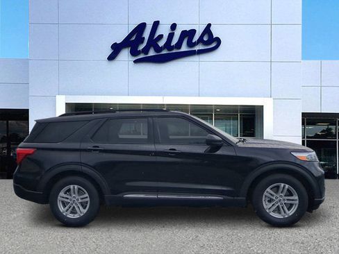 Certified 2022 Ford Explorer XLT image 1