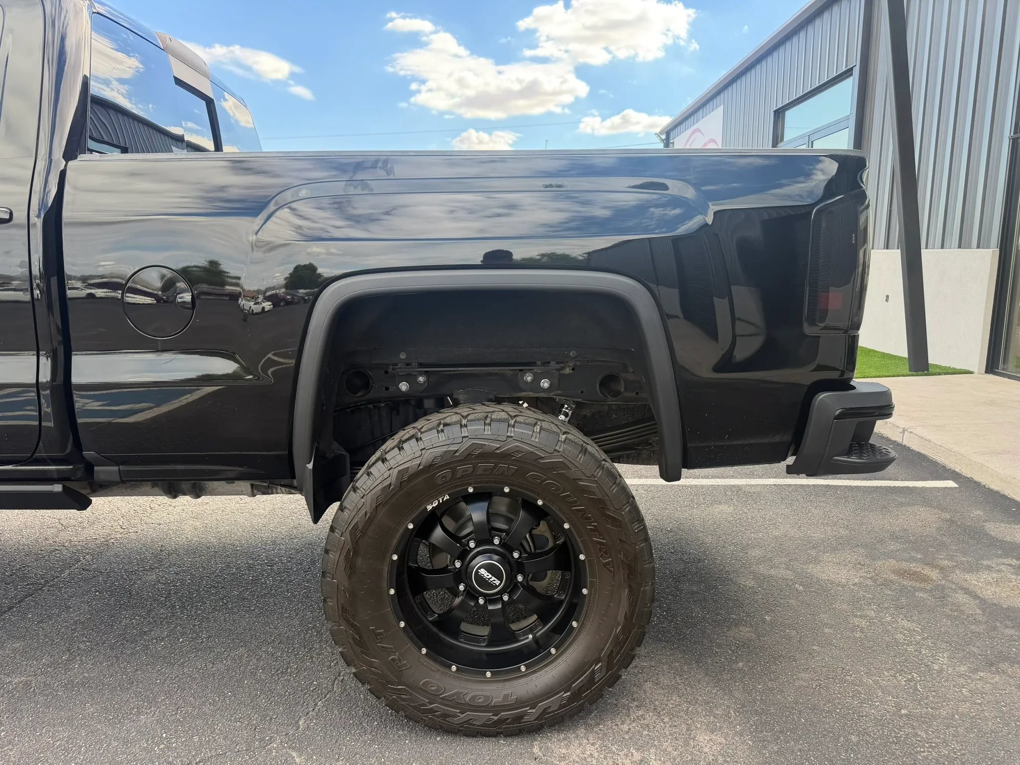 Used 2017 GMC Sierra 2500 Denali w/ Duramax Plus Package AWD/4WD image 18