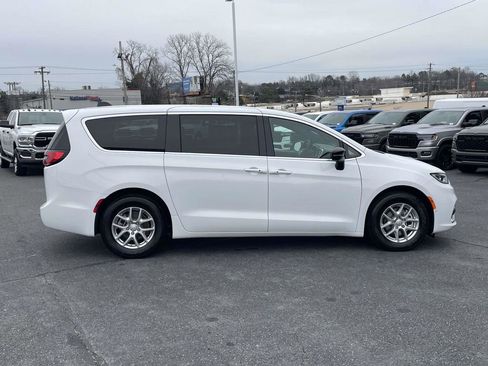 New 2026 Chrysler Pacifica Select image 9