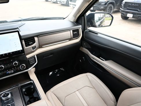 Used 2023 Ford Expedition Limited image 18
