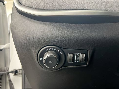 Used 2023 Jeep Compass Latitude AWD/4WD image 18